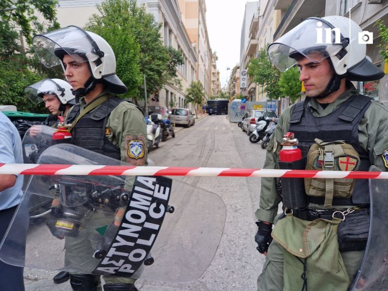 Επιχείρηση της ΕΛ.ΑΣ. στη Νομική για την εκκένωση κατάληψης αναρχικών