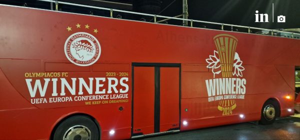 «Ερυθρόλευκος» πανζουρλισμός για το «εορταστικό» λεωφορείο του Ολυμπιακού