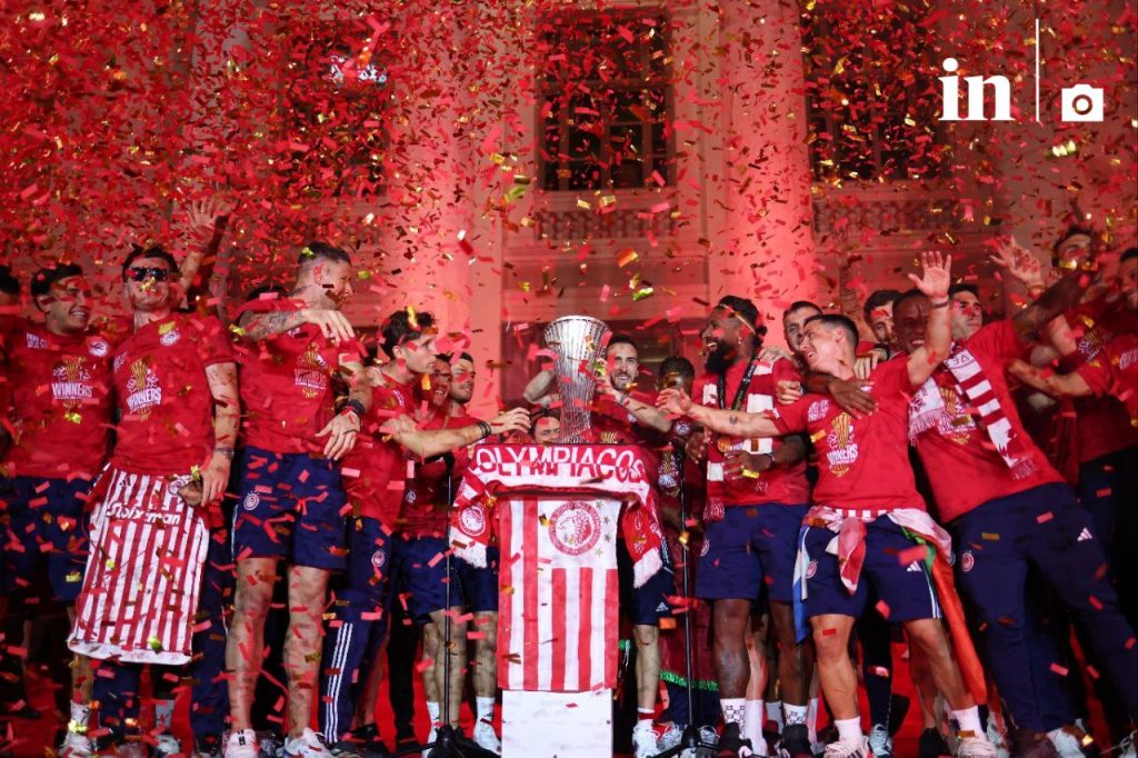 Χαμός στο Δημοτικό Θέατρο Πειραιά για τον Ολυμπιακό (pics, vid)