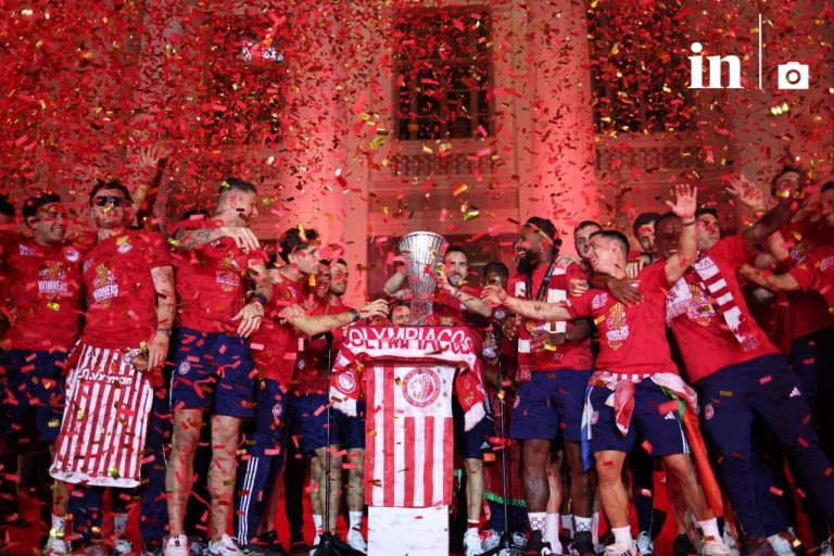 Χαμός στο Δημοτικό Θέατρο Πειραιά για τον Ολυμπιακό (pics, vid)