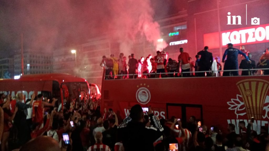 Αποθέωσαν τους «ερυθρόλευκους» παίκτες οι οπαδοί του Ολυμπιακού