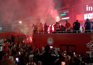 Αποθέωσαν τους «ερυθρόλευκους» παίκτες οι οπαδοί του Ολυμπιακού