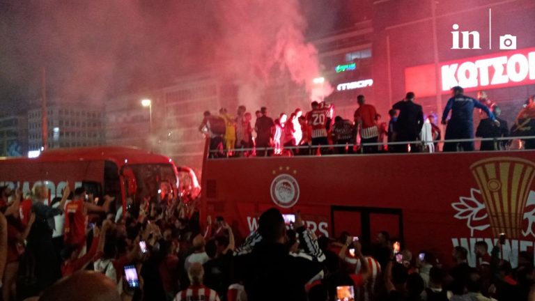 Αποθέωσαν τους «ερυθρόλευκους» παίκτες οι οπαδοί του Ολυμπιακού