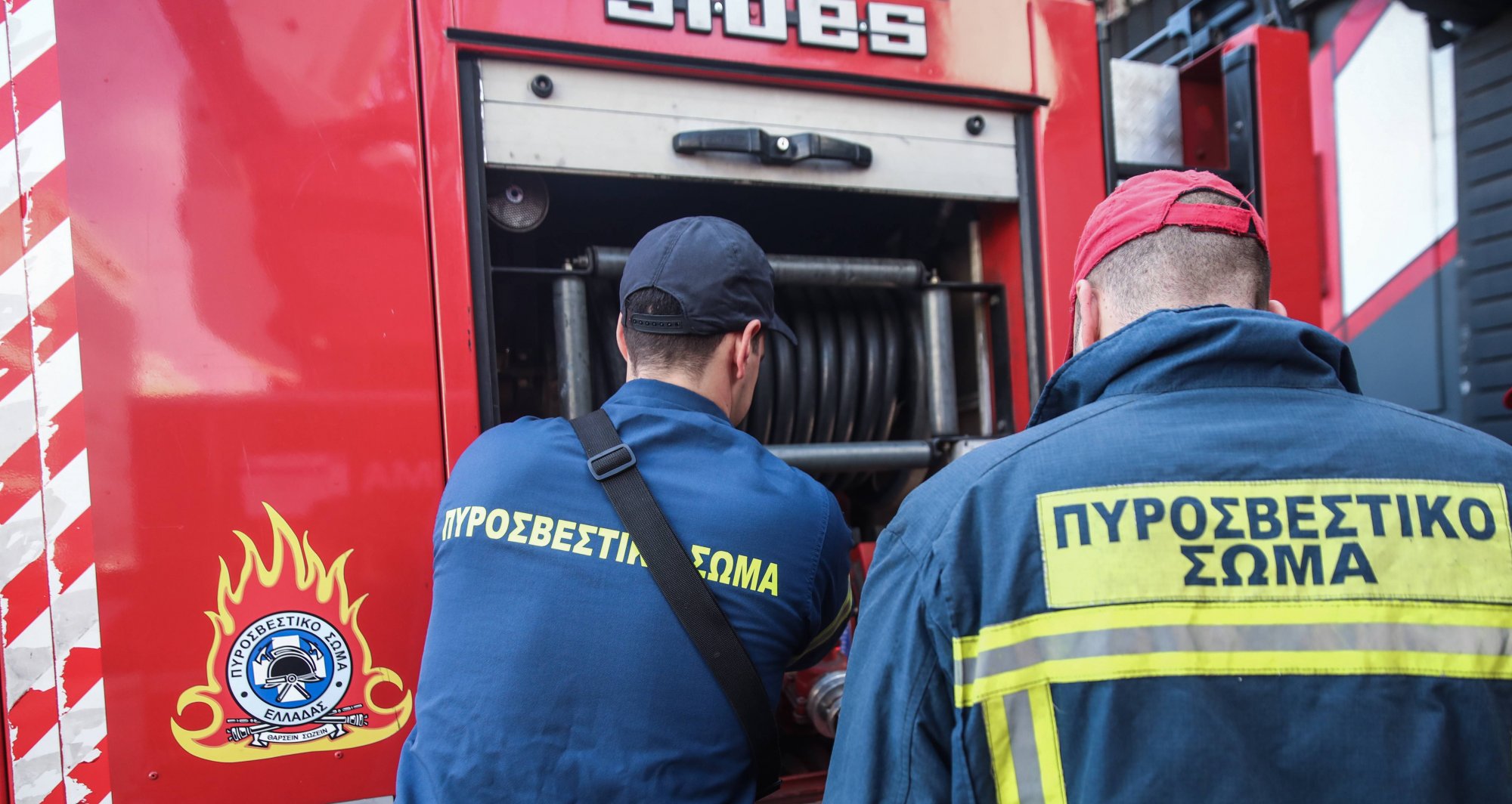 Θεσσαλονίκη: Γείτονας και πυροσβέστες της έσωσαν τη ζωή από φωτιά που ξέσπασε στο διαμέρισμά της