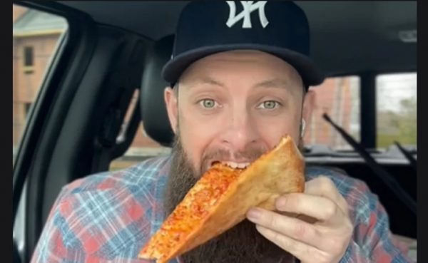Τρώει πίτσα για έξι χρόνια κάθε μέρα – Όλα ξεκίνησαν με ένα στοίχημα