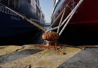 Πειραιάς: Πυρκαγιά σε φορτηγό πλοίο στις δεξαμενές Βασιλειάδη