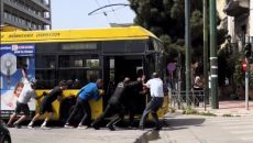 Αθήνα: Τρόλεϊ «έμεινε» στη Συγγρού ενώ διεξαγόταν ο ποδηλατικός γύρος – Το έσπρωξαν… με τα χέρια (βίντεο)