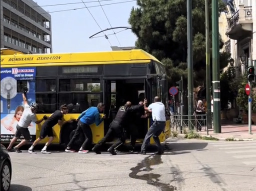 Αθήνα: Τρόλεϊ «έμεινε» στη Συγγρού ενώ διεξαγόταν ο ποδηλατικός γύρος – Το έσπρωξαν… με τα χέρια (βίντεο)