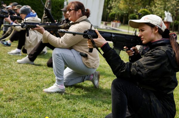 Στα όπλα οι Πολωνοί – Απολαμβάνουν σαββατοκύρια με χρήση… καλάσνικοφ