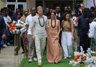Θερμή υποδοχή για πρίγκιπα Χάρι και Μέγκαν Μαρκλ στη Νιγηρία – «Βλέπετε γιατί τον παντρεύτηκα;»