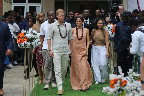 Θερμή υποδοχή για πρίγκιπα Χάρι και Μέγκαν Μαρκλ στη Νιγηρία – «Βλέπετε γιατί τον παντρεύτηκα;»