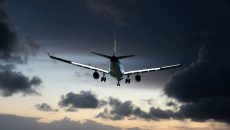 Χαμός σε πτήση – Αναγκαστική προσγείωση στο Ηράκλειο επειδή ζευγάρι τσακωνόταν με τους επιβάτες