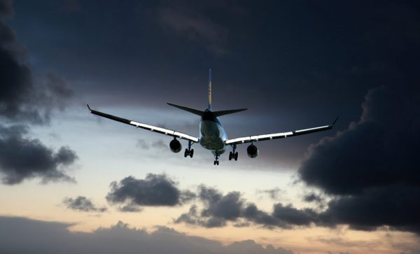 Χαμός σε πτήση – Αναγκαστική προσγείωση στο Ηράκλειο επειδή ζευγάρι τσακωνόταν με τους επιβάτες