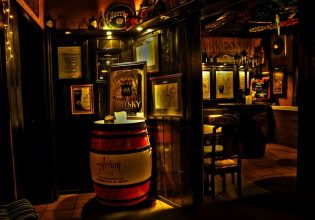 Βρετανία: Το φιλοδώρημα αμερικανικού στιλ δοκιμάζει την κουλτούρα των παμπ