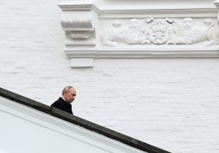 Η ορκωμοσία του Πούτιν και οι πέντε λόγοι που δεν θα καταρρεύσει όπως ο Γκορμπατσόφ