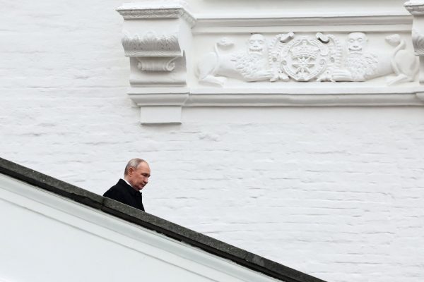 Η ορκωμοσία του Πούτιν και οι πέντε λόγοι που δεν θα καταρρεύσει όπως ο Γκορμπατσόφ