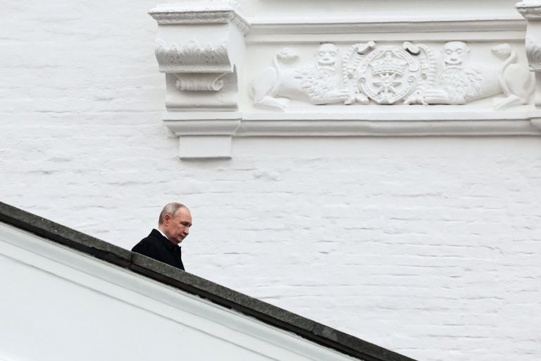 Η ορκωμοσία του Πούτιν και οι πέντε λόγοι που δεν θα καταρρεύσει όπως ο Γκορμπατσόφ