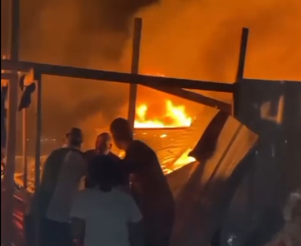 Ράφα: Δεκάδες άμαχοι «κάηκαν ζωντανοί» – Το Ισραήλ βομβάρδισε «ασφαλή» καταυλισμό με τέντες (Σκληρές εικόνες)