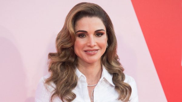 H Ράνια της Ιορδανίας έκανε την πιο ανατρεπτική εμφάνιση που έκανε ποτέ βασίλισσα – Με ανδρική βερμούδα και ασυμμετρία