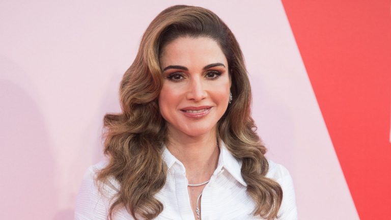 H Ράνια της Ιορδανίας έκανε την πιο ανατρεπτική εμφάνιση που έκανε ποτέ βασίλισσα – Με ανδρική βερμούδα και ασυμμετρία