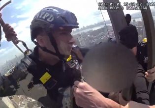 Νέα Υόρκη: Αστυνομικοί έσωσαν γυναίκα που αιωρούνταν στο κενό από 54ο όροφο ουρανοξύστη (βίντεο)