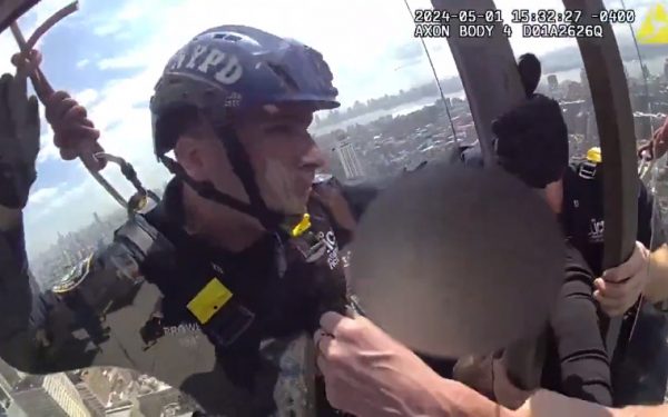 Νέα Υόρκη: Αστυνομικοί έσωσαν γυναίκα που αιωρούνταν στο κενό από 54ο όροφο ουρανοξύστη (βίντεο)