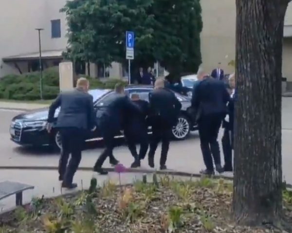 Σλοβακία: Συγκλονιστικό βίντεο από τη στιγμή που μεταφέρουν αιμόφυρτο τον πρωθυπουργό της χώρας