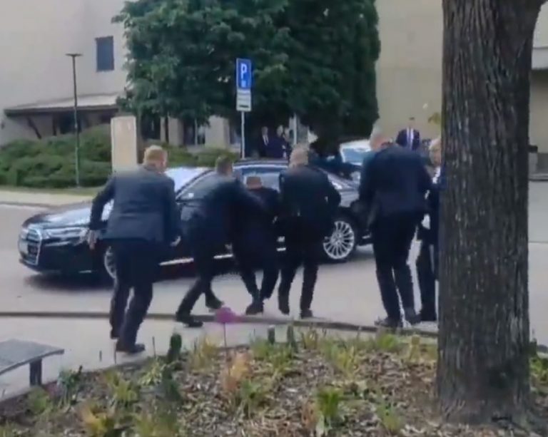 Σλοβακία: Συγκλονιστικό βίντεο από τη στιγμή που μεταφέρουν αιμόφυρτο τον πρωθυπουργό της χώρας