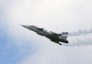 Μπαγκλαντές: Στις φλόγες μαχητικό αεροσκάφος έπειτα από φιγούρα αλά «Top Gun» – Νεκρός ο πιλότος