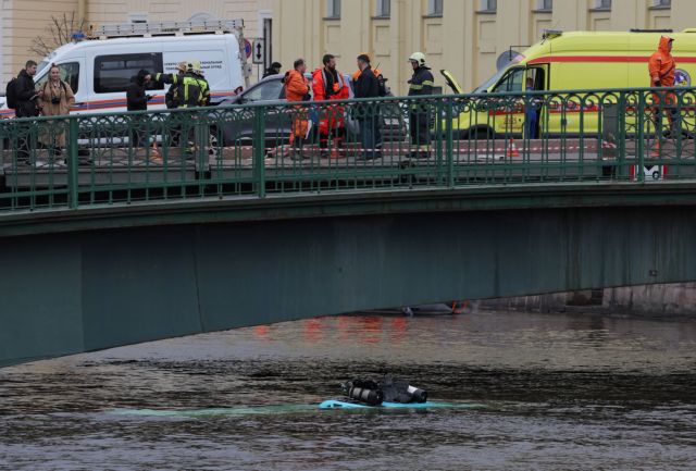 Ρωσία: Τουλάχιστον 7 νεκροί από πτώση λεωφορείου σε ποταμό της Αγίας Πετρούπολης (απίστευτο βίντεο)