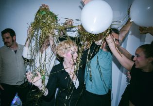 Farewell / Εν τόπω χλοερώ – Μια παράσταση πρόσκληση σε έναν γάμο ή μια κηδεία