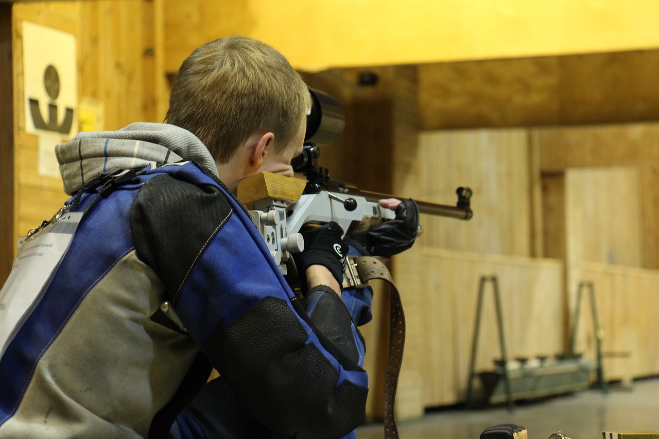 Ρωσία: Οι μαθητές μαθαίνουν να πυροβολούν με Καλάσνικοφ στην περίπτωση που κάποτε χρειαστεί να πολεμήσουν