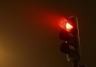 Πέρασε με κόκκινο 12 φανάρια και έφαγε πρόστιμο πάνω από 20.000 ευρώ