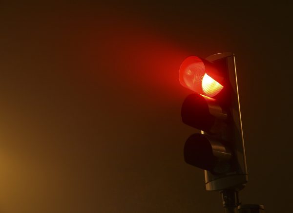 Πέρασε με κόκκινο 12 φανάρια και έφαγε πρόστιμο πάνω από 20.000 ευρώ