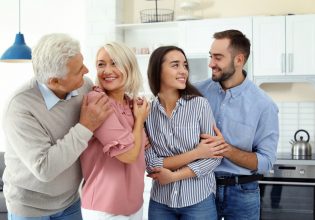 Οι 4 φράσεις που οι γονείς λατρεύουν να ακούν από τα ενήλικα παιδιά τους