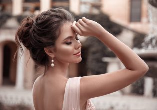 ’90s blowout: Το χτένισμα που θα κάνει πιο σέξι τις εμφανίσεις σας