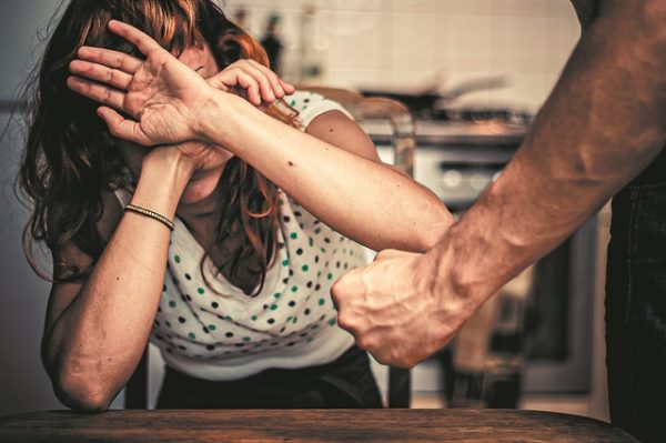 Απειλούσε με όπλο τη γυναίκα του μπροστά στα παιδιά τους – Τον κατήγγειλε μετά από απόπειρα βιασμού