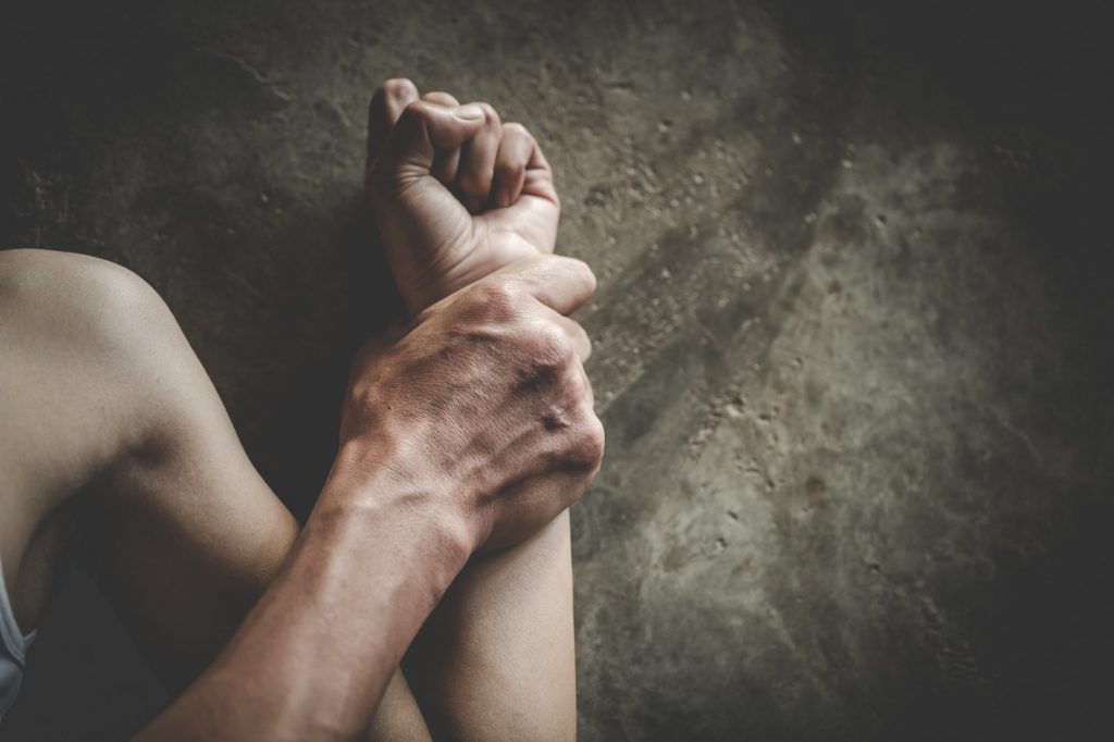 «Ήταν μέσα στα αίματα» – Συγκλονίζουν οι μαρτυρίες για την απόπειρα βιασμού γυναίκας στα Πετράλωνα