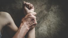 «Ήταν μέσα στα αίματα» – Συγκλονίζουν οι μαρτυρίες για την απόπειρα βιασμού γυναίκας στα Πετράλωνα