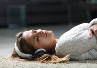 Ψυχική υγεία: Ακόμα και οι λυπητερές playlist την ενισχύουν