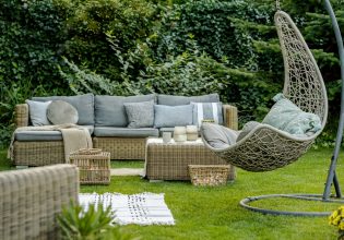 6 έπιπλα και διακοσμητικά για κήπο και βεράντα σαν καλοκαιρινό θέρετρο