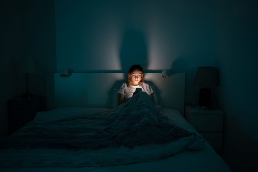 Κινητό: Πώς σταματάμε το… ατελείωτο σκρολάρισμα πριν τον ύπνο;