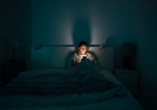 Κινητό: Πώς σταματάμε το… ατελείωτο σκρολάρισμα πριν τον ύπνο;