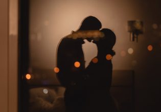 Έρωτας με το… πρώτο φιλί: Καλά νέα για τους «αθεράπευτα» ρομαντικούς
