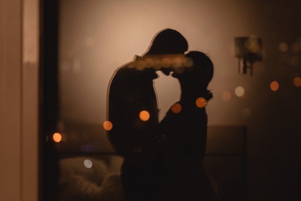 Έρωτας με το… πρώτο φιλί: Καλά νέα για τους «αθεράπευτα» ρομαντικούς