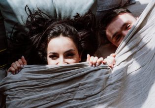 Πώς να μιλήσεις για το σεξ με τον σύντροφό σου: 3 tips για μια πιο εποικοδομητική συζήτηση
