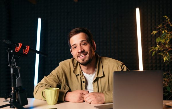 YouTubers vs περισταστιακών φίλων: Με ποιους ευθυμούμε περισσότερο;