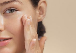 Τα 3 βασικά βήματα στο καθημερινό skincare που θα προστατεύσουν την επιδερμίδα σας από τη ρύπανση