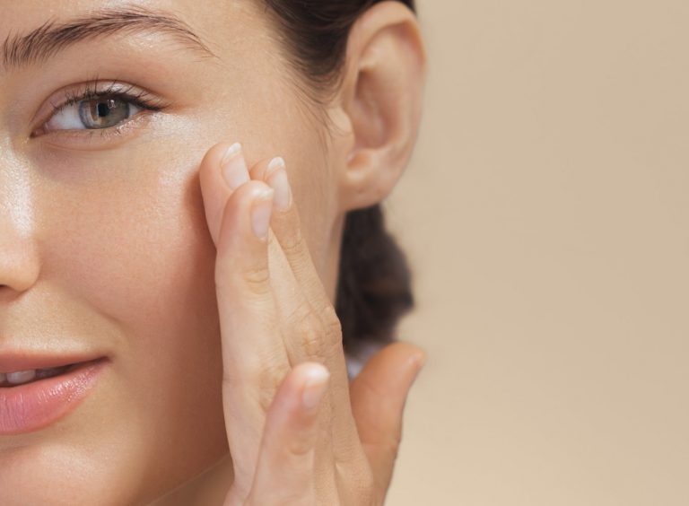 Τα 3 βασικά βήματα στο καθημερινό skincare που θα προστατεύσουν την επιδερμίδα σας από τη ρύπανση