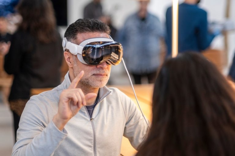 Αναδιπλούμενο iPhone και iPad, γυαλιά AR: Όσα μας επιφυλάσσει η Apple μέχρι το 2027